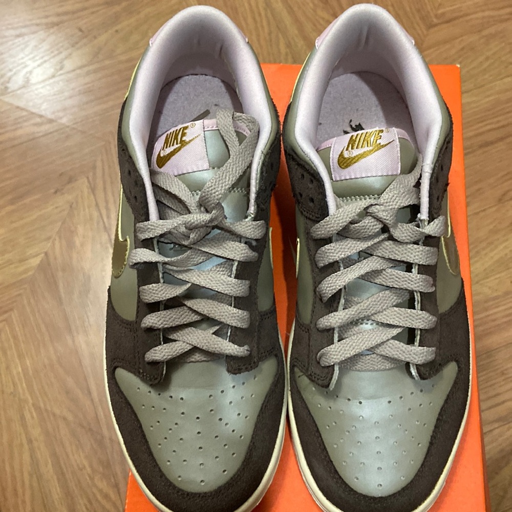 NIKE DUNK LOW (GS), Size 6 Youth, Chino/Mtllc Gold-Brq Brwn-Sl